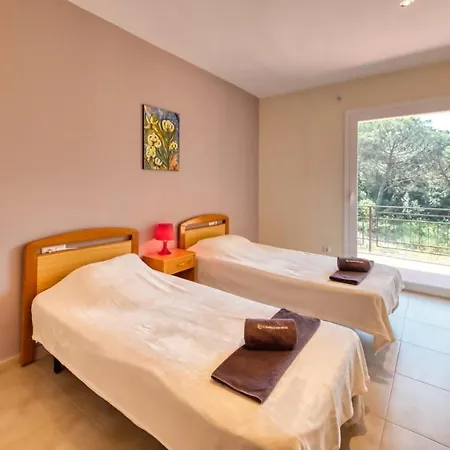 Villa Sleeps 7 Pool Wifi